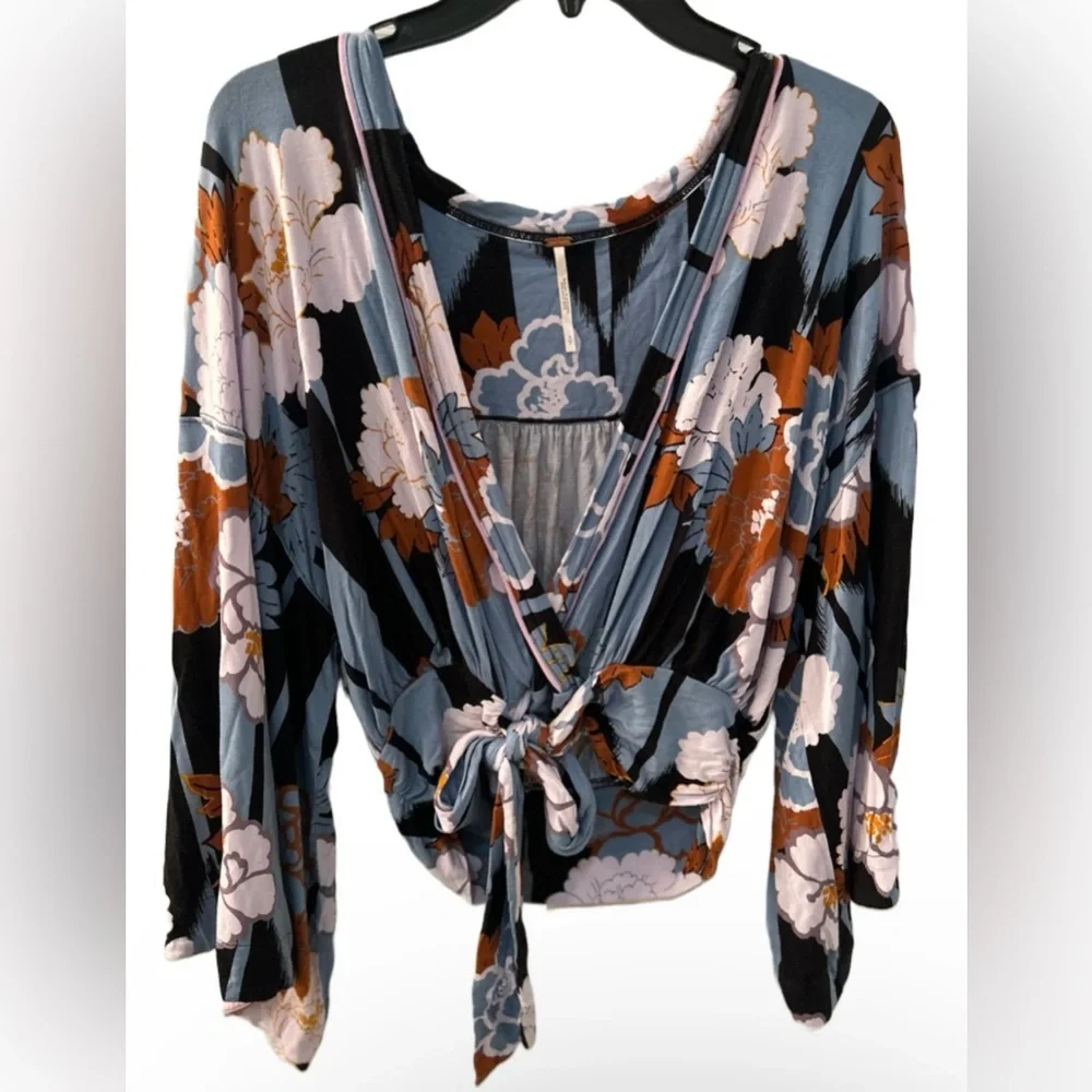 Free People Bell Sleeve Crop Blouse Floral Low Cut Neck Tie Bottom Sz S Stretchy - Picture 1 of 4